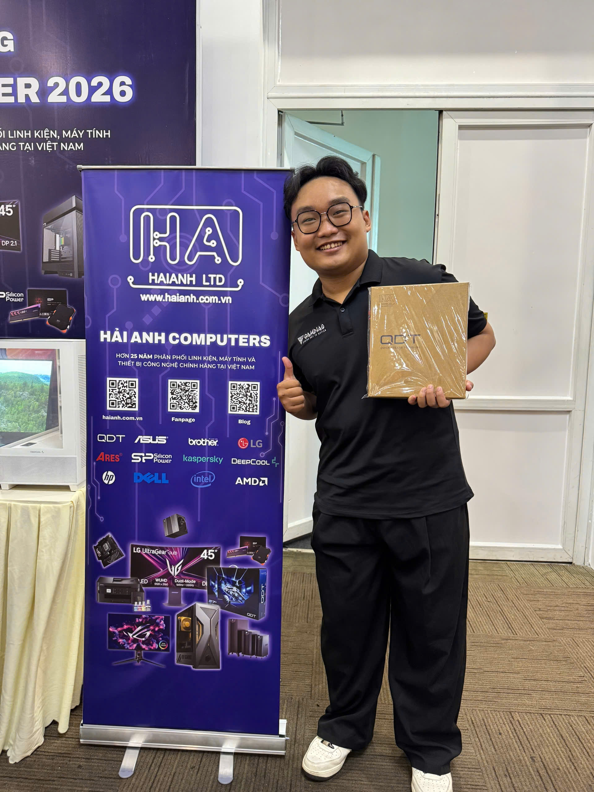 Người may mắn nhận màn hình QDT bốc thăm tại Gala Dinner IT43DNG